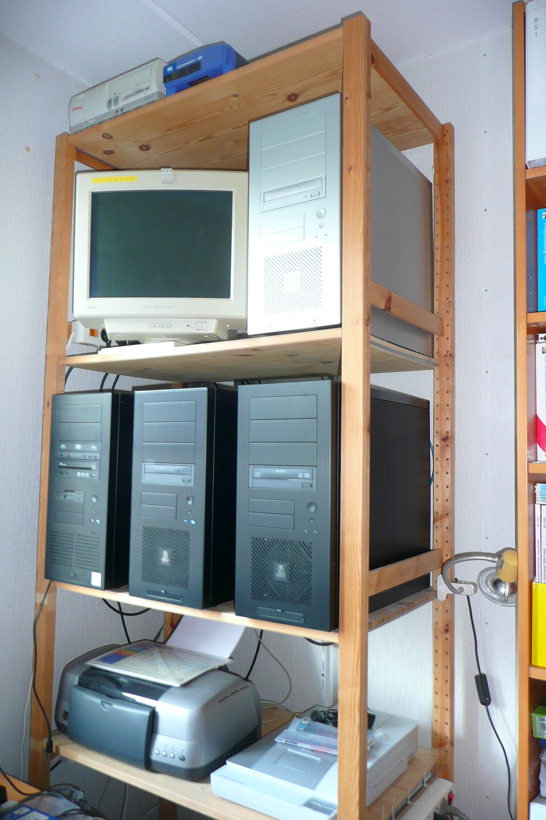 Computer-rack in de werkkamer