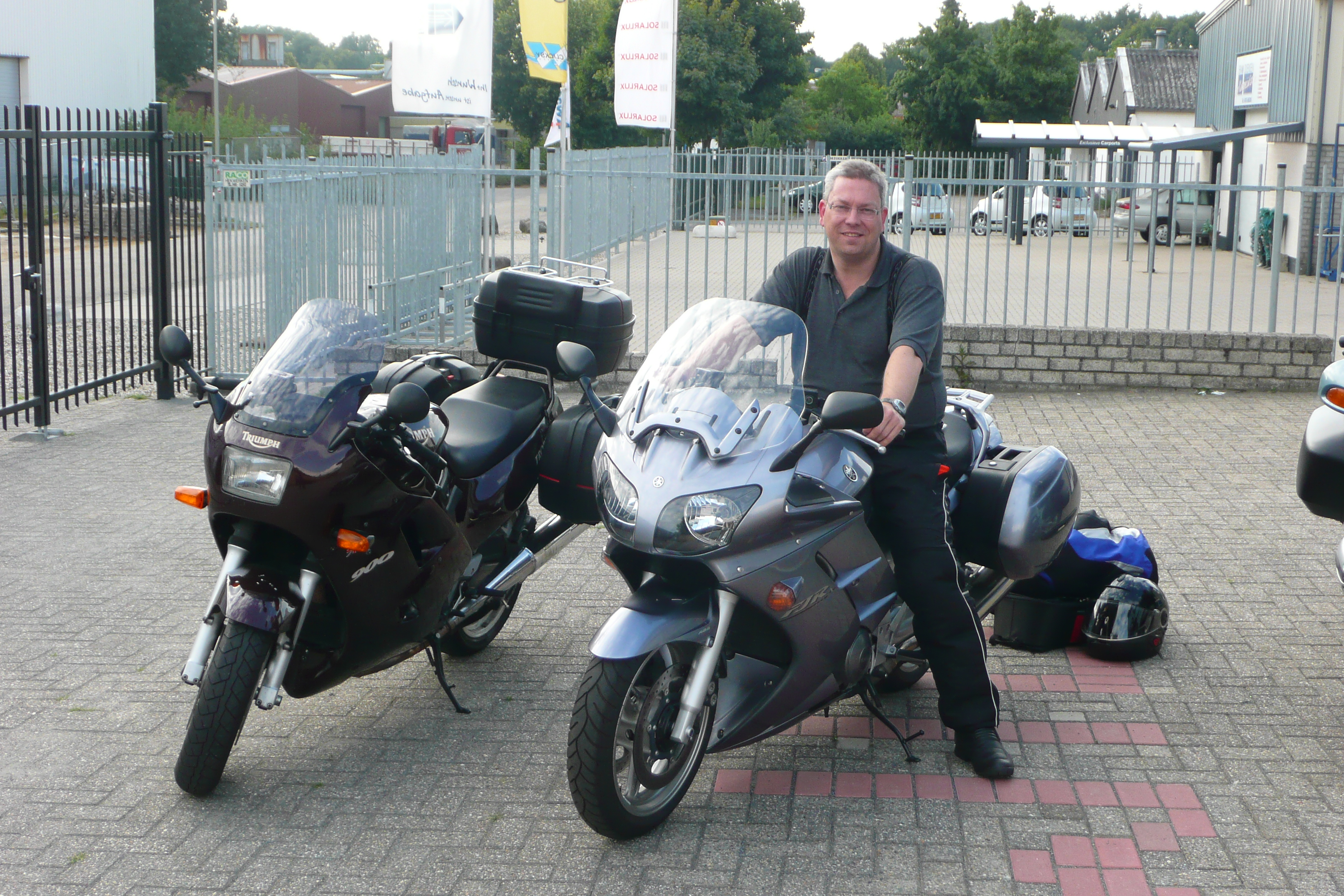 Foto van mezelf zittend op Yamaha FJR-1300, naast mijn oude Triumph Trophy 900
