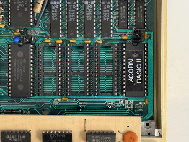 BBC Micro sideways ROM sockets with BASIC in IC101